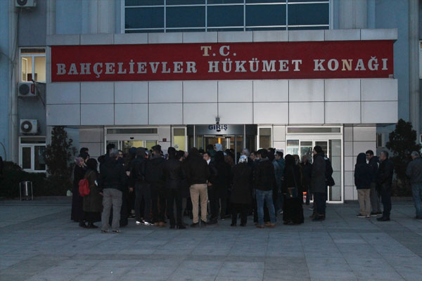 Yeni çipli kimlik kartı için geceden sıraya girdiler