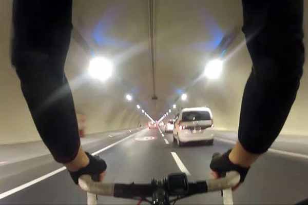 Avrasya Tüneli'ni bisikletle geçti