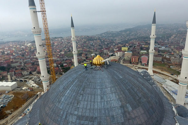 Çamlıca Camii taçlandırıldı