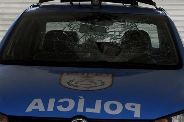 Brezilya'da polisler meclisi bastı