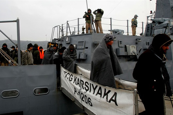 Yunanistan mültecileri Türkiye sınırına bıraktı