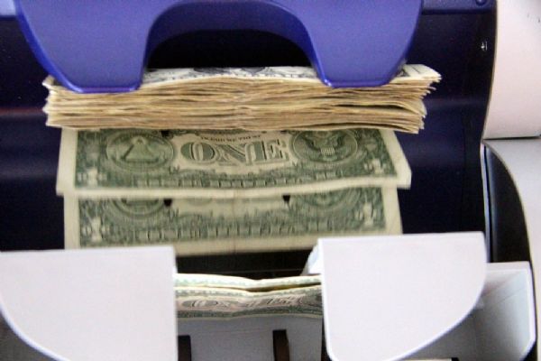 Yıl sonu dolar kuru beklentisi 3.83