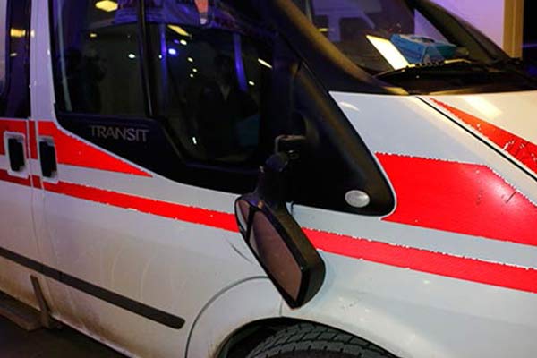 Yaralı taşıyan ambulansa saldırdılar