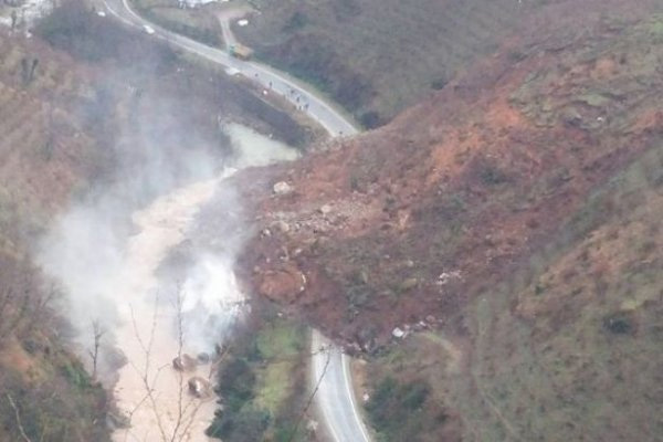 Giresun’da heyelan yolun kapanmasına neden oldu