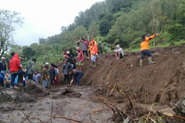 Endonezya'da toprak kayması: 12 ölü