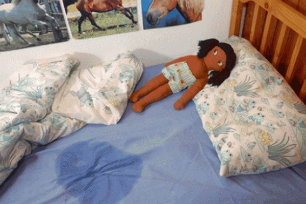 Yatağı ıslattı diye çocuğunu öldürdü!