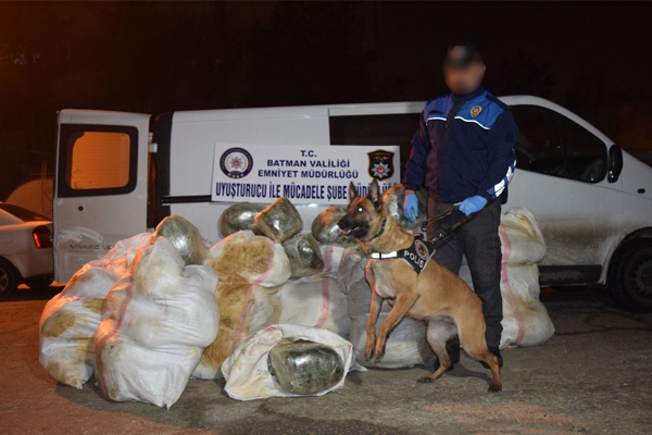 Batman'da minibüsten 477 kg esrar çıktı