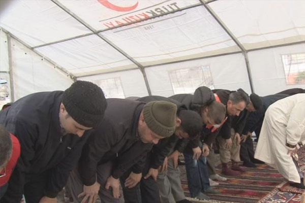 Depremzedeler Cuma namazını çadırda kıldı