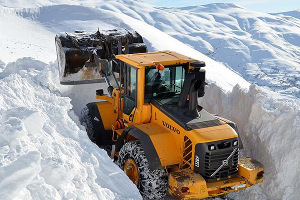 4 metre karda mücadele