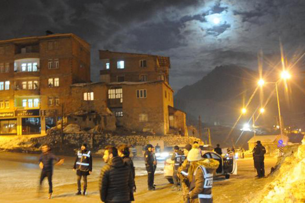 Hakkari'de 400 polisle operasyon