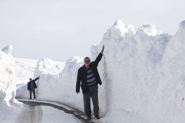 Bitlis’te kar kalındığı 3 metreyi aştı