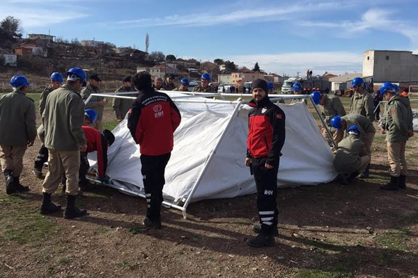 İHH depremzedeleri yalnız bırakmadı