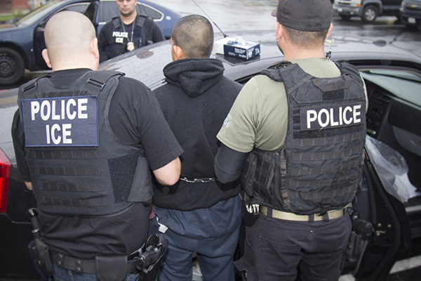 ABD'de göçmenler gözaltına alınıyor