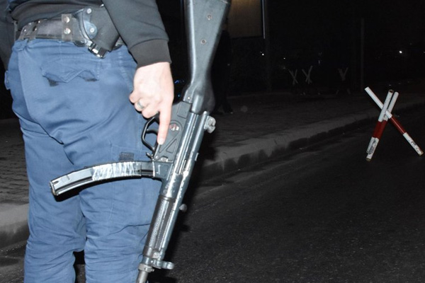 Emniyet binası önünde havaya ateş açıldı