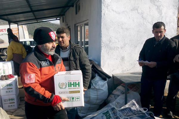 İHH depremzedeleri yalnız bırakmadı