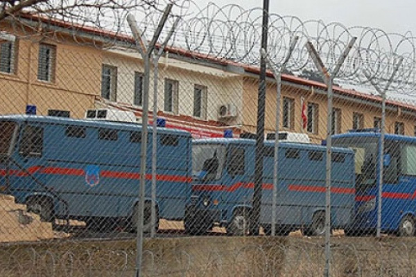 Firari mahkum eşini ve çocuklarını rehin aldı