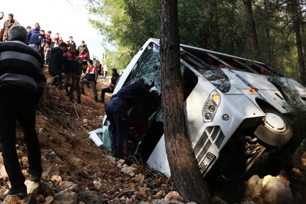 Antalya'da servis şarampole yuvarlandı