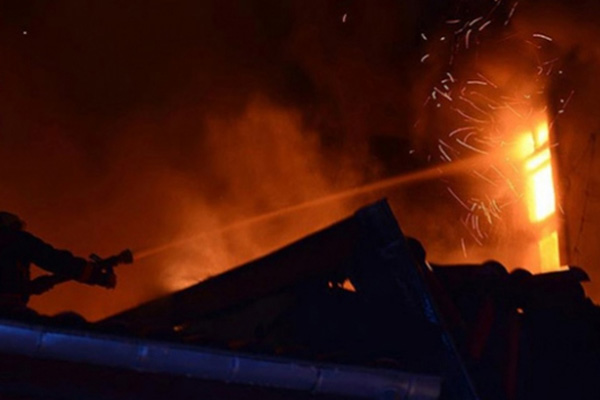 İstanbul'da 2 katlı restoran küle döndü