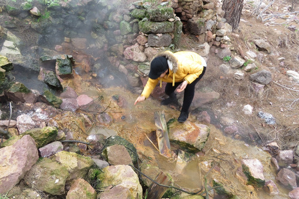 Depremde yıkılan evin altından kaynak suyu çıktı