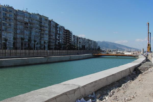 İzmir'de alt geçit inşaatını su bastı