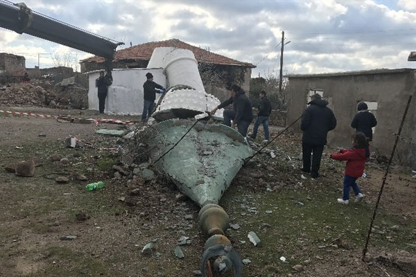 Depremde hasar gören caminin minaresi yıkıldı