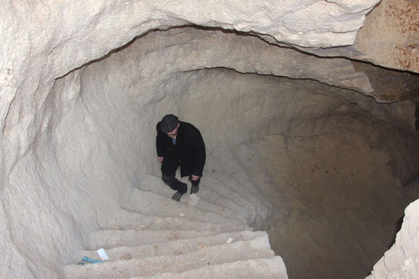 Evin altından tarihi mağara çıktı