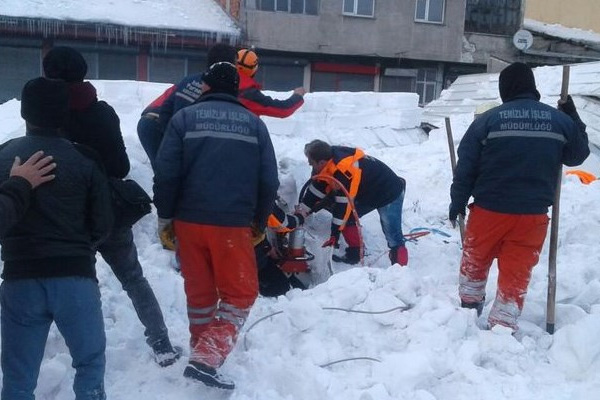 Ağrı'da pazar yerinin çatısı çöktü