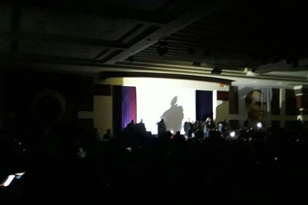 Otelden Akşener'e özür