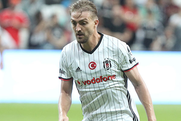 Caner Erkin imzayı atıyor