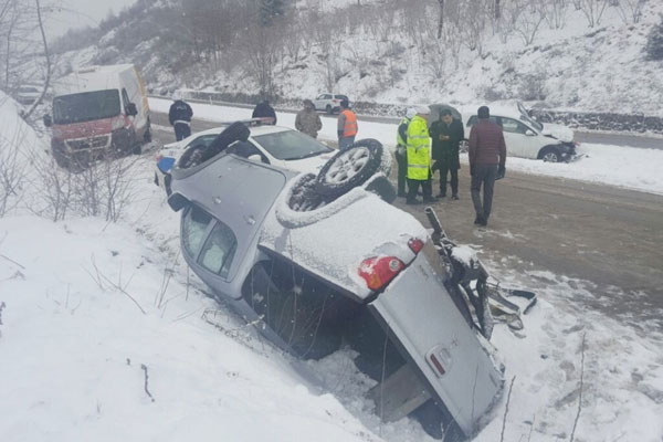 Kazaya gelen polis aracına başka araç çarptı