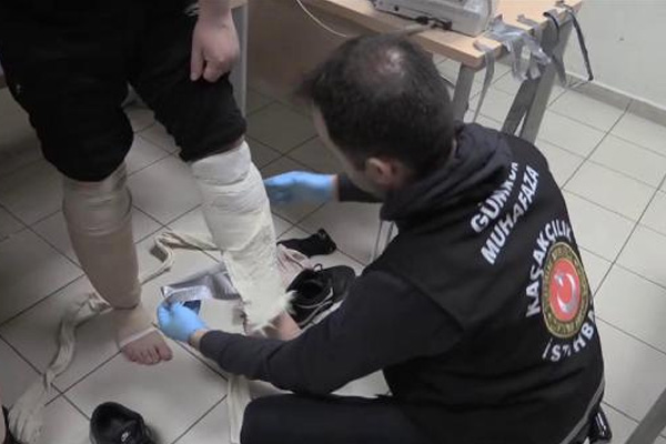 Vücuduna sardığı 9,5 kilo eroinle yakalandı