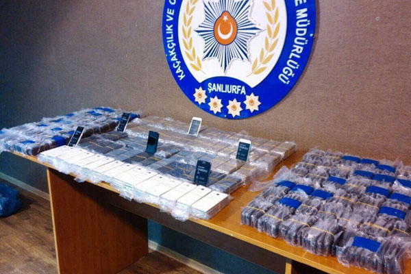 Gizli bölmede 750 adet kaçak telefon yakalandı