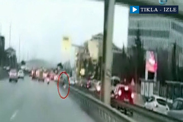 Üzerine pankart düşen motosikletli ölümden döndü