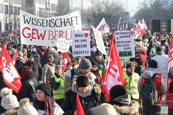 Almanya'da kamu çalışanları uyarı grevi yaptı