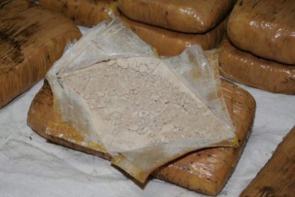 Bacaklarına sardığı uyuşturucuyla yakalandı