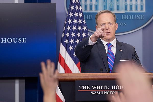 Spicer: Flynn'in istifasını Trump istedi