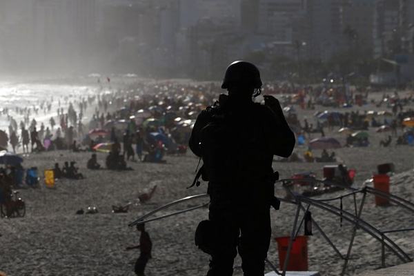 Rio de Janeiro'da asker sokağa indi!