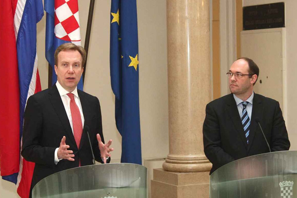 Norveç Dışişleri Bakanı Brende Kosova'da