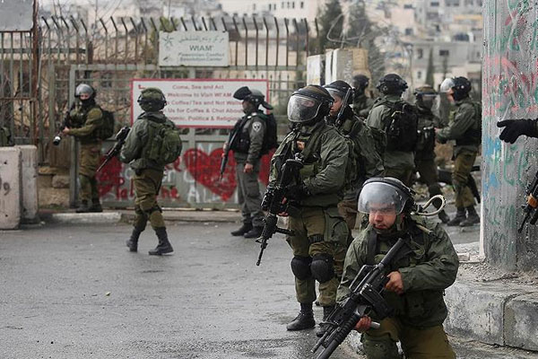 İsrail askerleri 20 Filistinliyi gözaltına aldı