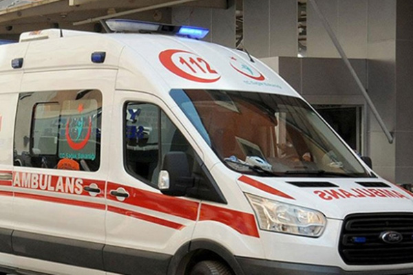 Konya'da otomobil refüje çarptı