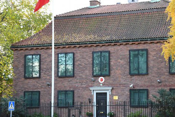 İsveç'te Türk Büyükelçiliğine boyalı saldırı