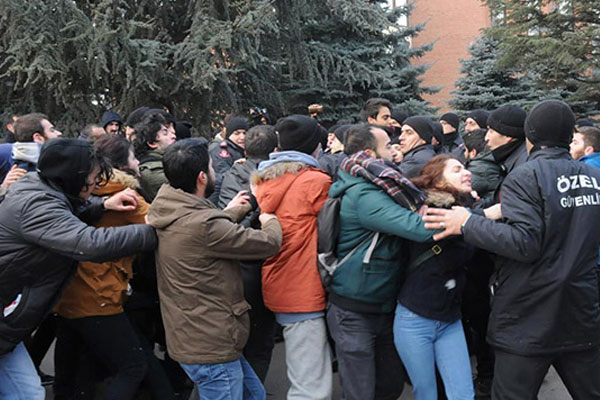 Marmara Üniversitesi'nde KHK protestosu