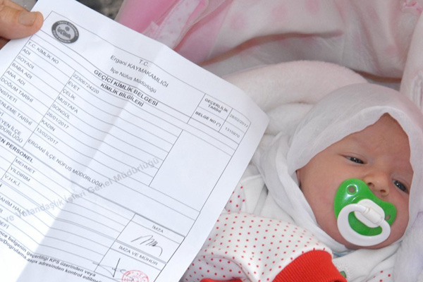 Yeni doğan bebeklerine ‘Evet’ ismini verdiler