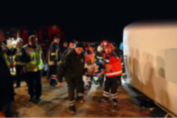 Yolcu otobüsü devrildi: 21 yaralı