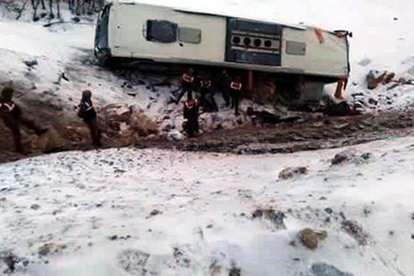 Yolcu otobüsü devrildi