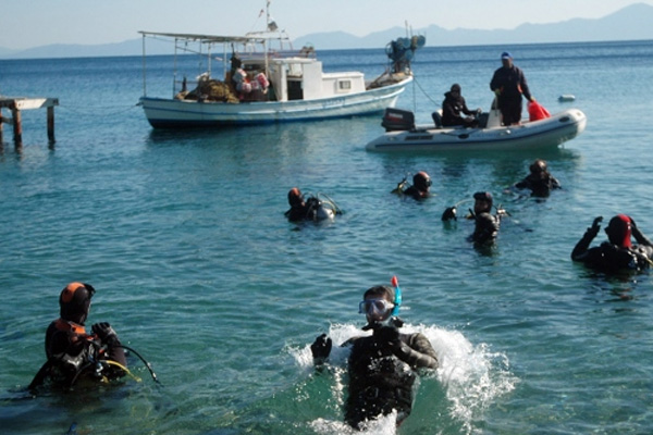 Denizden 94 kilo atık çıkarıldı