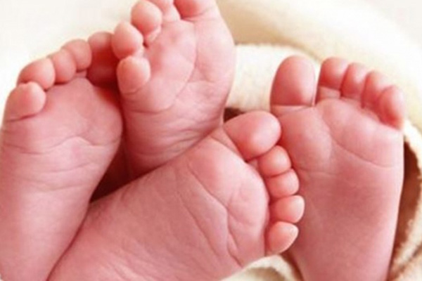 64 yaşındaki kadın ikiz bebek doğurdu