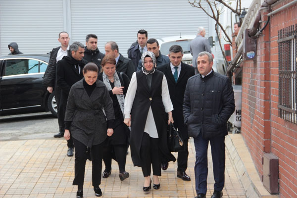 Bakan Kaya’dan saldırıya uğrayan başörtülü kıza ziyaret