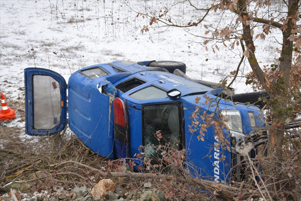 Askeri araç şarampole devrildi: 3 asker yaralı
