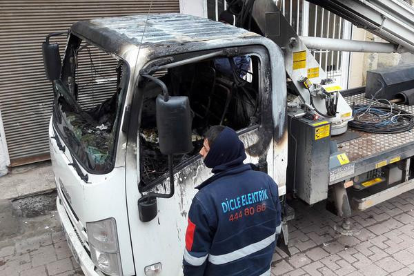 Dicle Elektrik Dağıtım'a ait aracı yaktılar